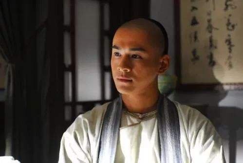 为什么连载版的书剑恩仇录中,陈家洛也会降龙十八掌?