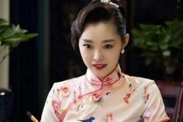 先后娶了两个女星,却都辜负了她们,晚年卧病在床,妻子为何还是不离不弃?