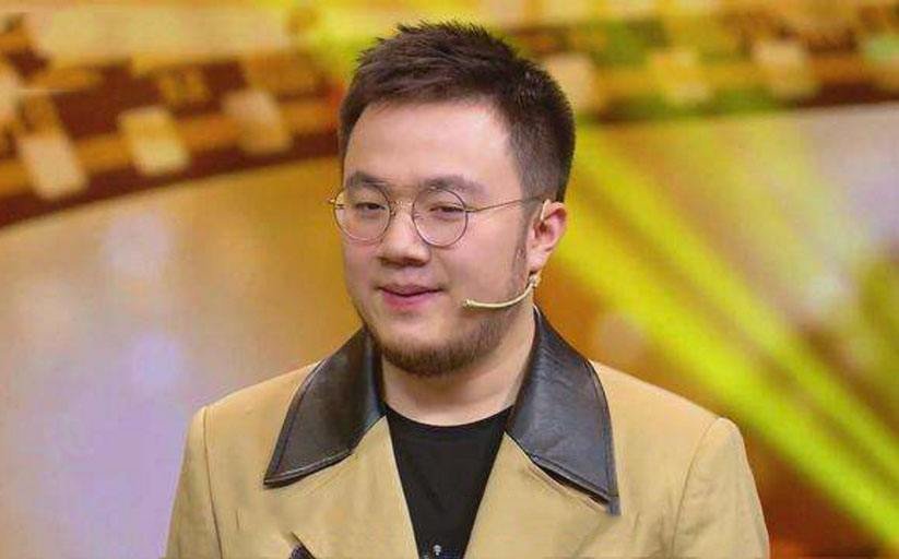 对大儿子巴图不管不问的英达，为何将全部父爱给了小儿子英如镝？