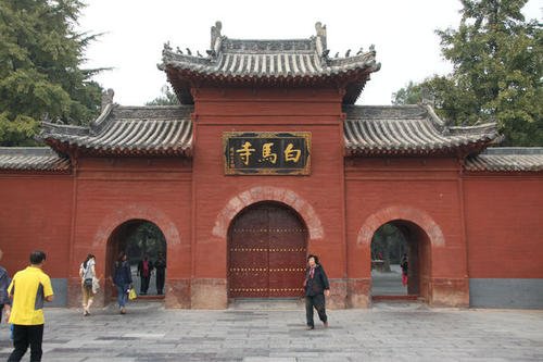 白马寺一塔尖被摸成寿桃,为何文明的游客那么多?