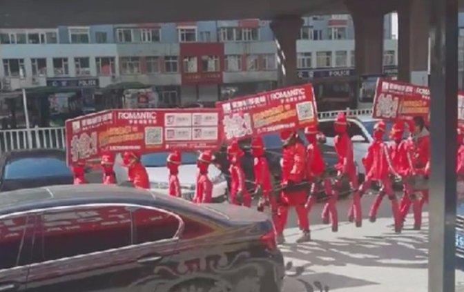 锦州一商家赶尸式游街宣传吓坏路人，这种广告方式该不该被取缔？