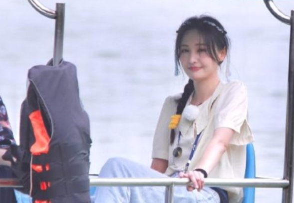 郑爽手机掉湖里，她的第一反应是什么？