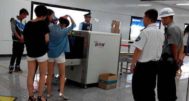 在上海地铁,一安检员上班睡觉引争议!这位安检员会被如何处罚?