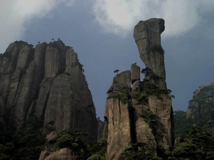 峰峦雄伟、红叶似火和奇峰罗列的 意思各是什么