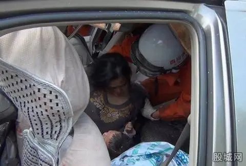 最美公主抱!孙女四川地震时抱瘫痪奶奶逃生,是什么让其不惧危险?