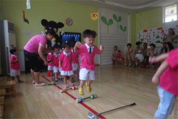 保定幼儿园被曝给孩子吃烂水果喝兑水牛奶，作为孩子的家长该如何维权？