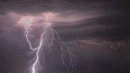 中科院人工引雷实验，天空现金色光柱宛如科幻大片，现场情况如何？