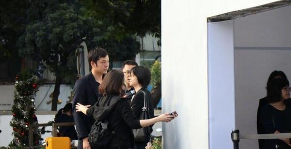 高以翔出殡,白色花海和千纸鹤为伴,好友和粉丝陪他走完最后一程