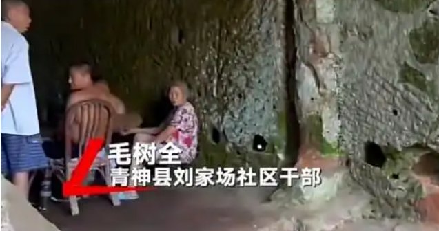 为解暑,村民在墓穴躺坐一排乘凉!为何官方不建议游客前往?
