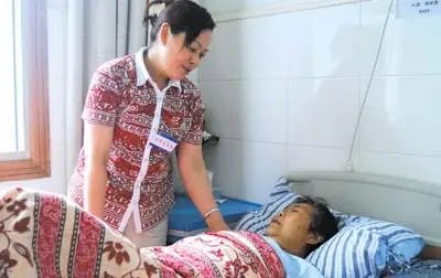 最美公主抱!孙女四川地震时抱瘫痪奶奶逃生,是什么让其不惧危险?