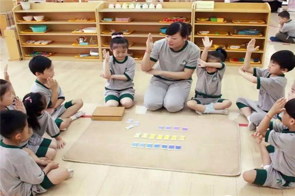 保定幼儿园被曝给孩子吃烂水果喝兑水牛奶,作为孩子的家长该如何维权?