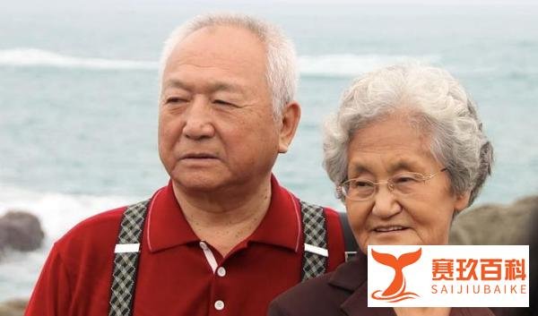 保姆用废弃尿垫给老人擦嘴,84岁老人被保姆狂扇耳光。生命是个轮回,总有一天你也会得到一样的对待。