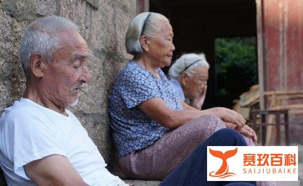 保姆用废弃尿垫给老人擦嘴,84岁老人被保姆狂扇耳光。生命是个轮回,总有一天你也会得到一样的对待。