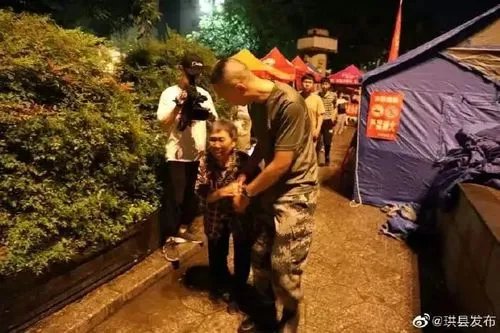 最美公主抱！孙女四川地震时抱瘫痪奶奶逃生，是什么让其不惧危险？