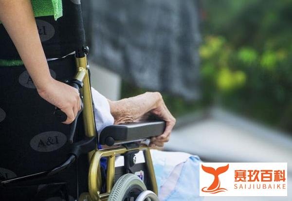 保姆用废弃尿垫给老人擦嘴，84岁老人被保姆狂扇耳光。生命是个轮回，总有一天你也会得到一样的对待。