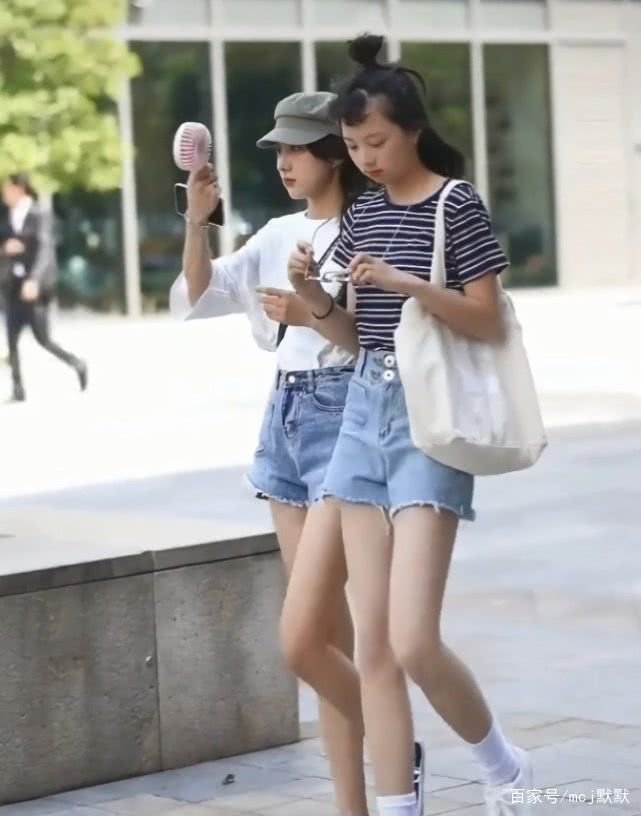 请描述一下穿丝袜是一种什么样的体验??“”