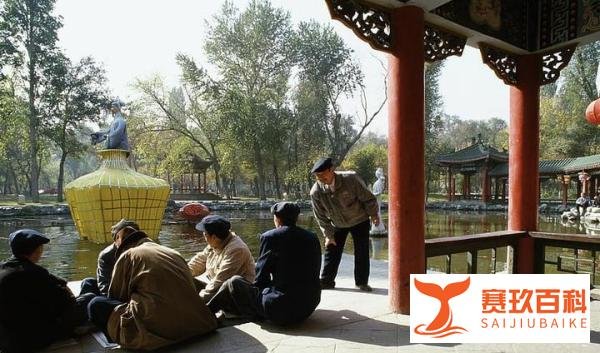 保姆用废弃尿垫给老人擦嘴,84岁老人被保姆狂扇耳光。生命是个轮回,总有一天你也会得到一样的对待。
