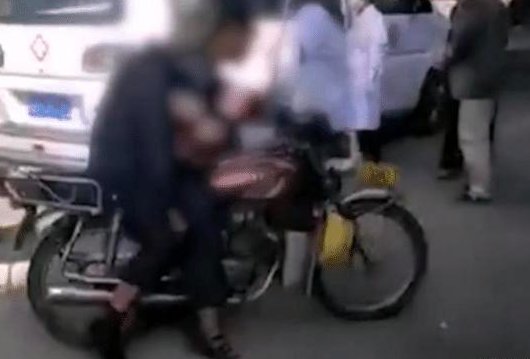 老人打摩的猝死，后座司机为何要一路背着他？