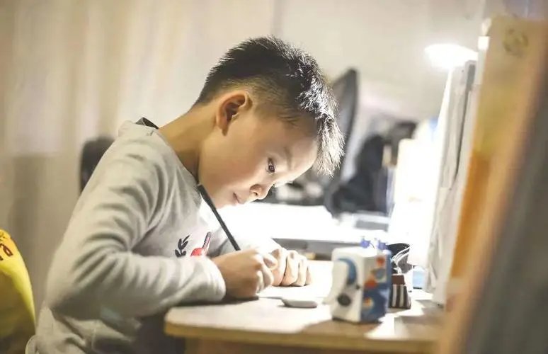 一边写作业一边做什么事情好呢？