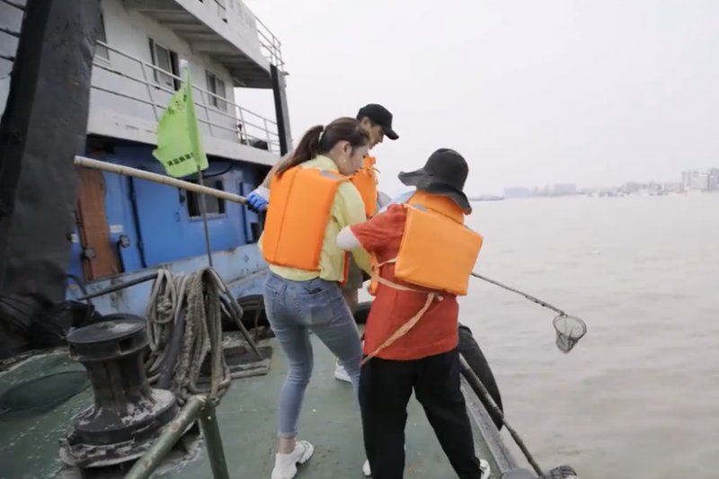夫妻为捡垃圾卖掉唯一住房，这么做值得吗？