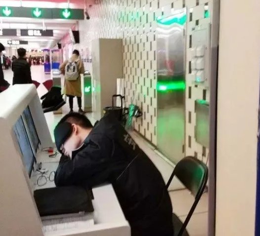 在上海地铁，一安检员上班睡觉引争议！这位安检员会被如何处罚？