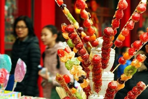 糖葫芦小贩用唾液沾芝麻被拍下,此类现象很常见吗?