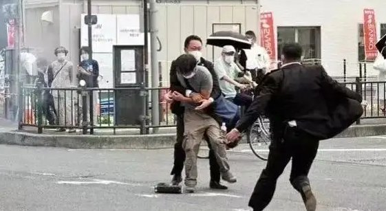 安倍遭枪击身亡,行凶者涉嫌何种罪名?