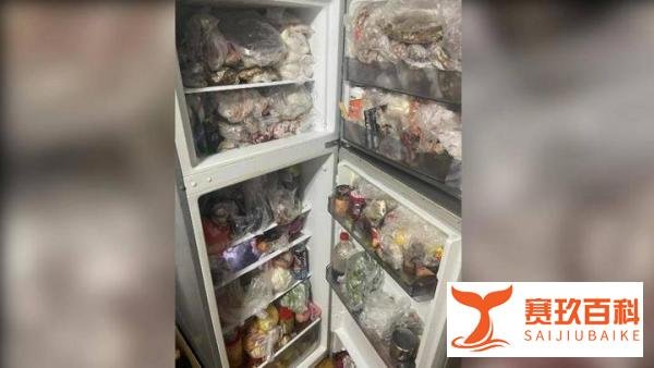 女儿扔掉20斤发霉食物后,彻底激怒父母,网友:全国老人统一行为
