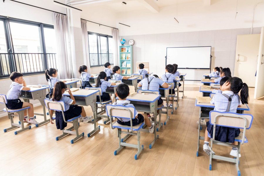老师偶遇小学生躲厕所吃方便面,当时是如何正确教育学生的?