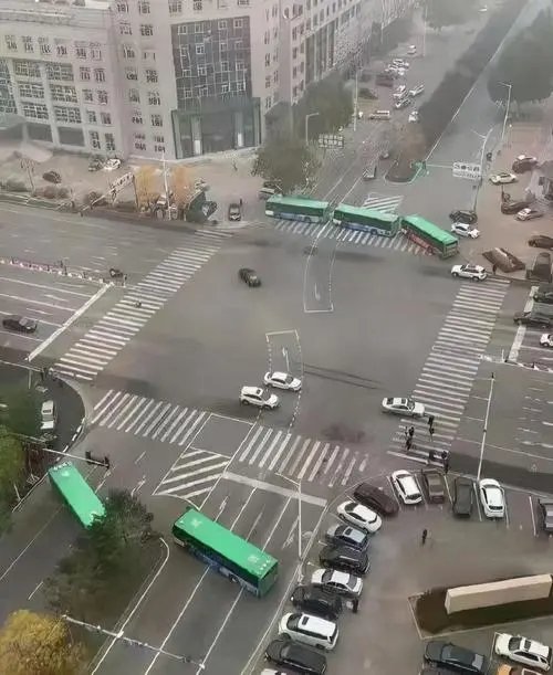 大连庄河全市红灯，用公交车封路，你如何看待这个现象？