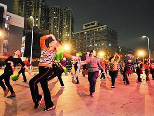 节电专家建议城里人少跳广场舞,跳个广场舞能费多少电?