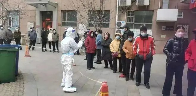 吉林一餐馆驱赶门口就餐防疫志愿者惹争议,此事背后暴露出了哪些人性问题?