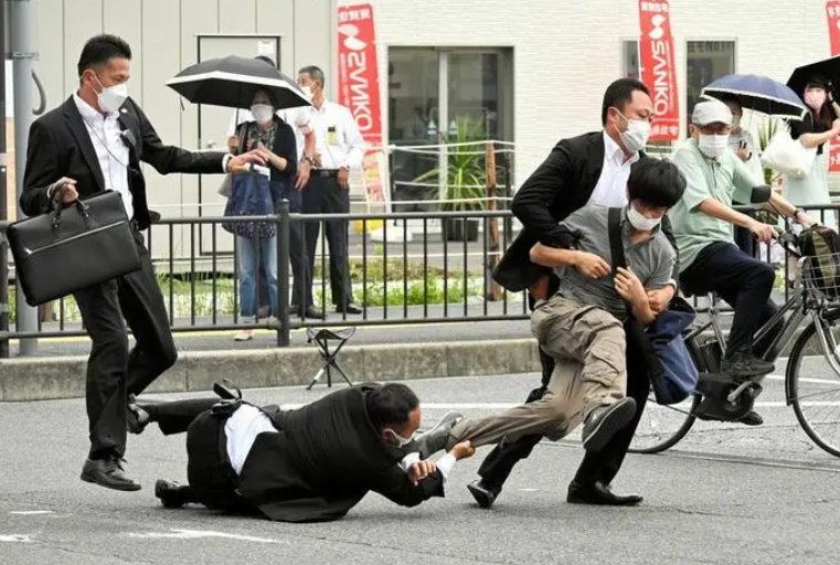安倍遭枪击身亡，行凶者涉嫌何种罪名？