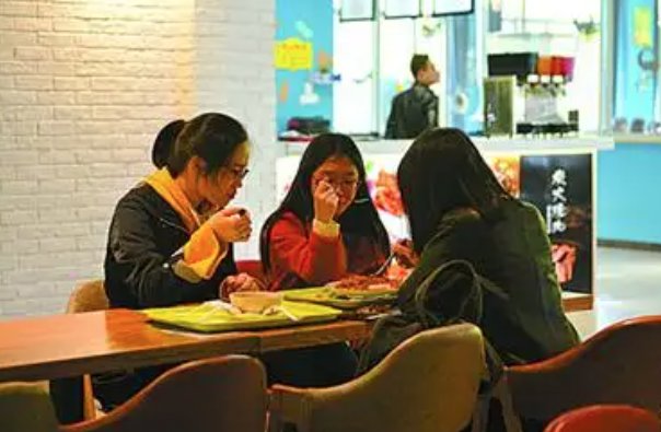 上海女子给餐厅留差评8年后收到店家道歉,如何看待此事?