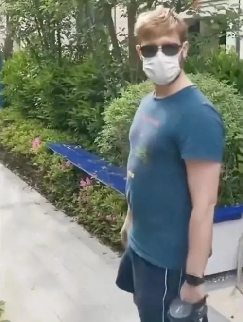 外籍男子偷跑出管控区还竖中指,从其行为中暴露出了哪些问题?
