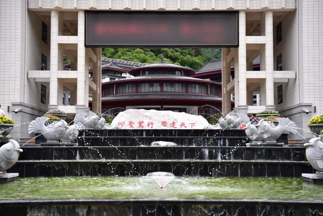 镇安7.1亿豪华中学学生发声,这中学建的到底有何意义?