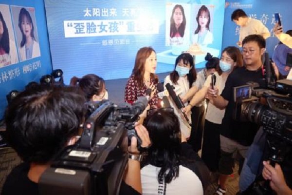 “歪脸女孩”治愈出院,她决定回山里当教师,这有多伟大?
