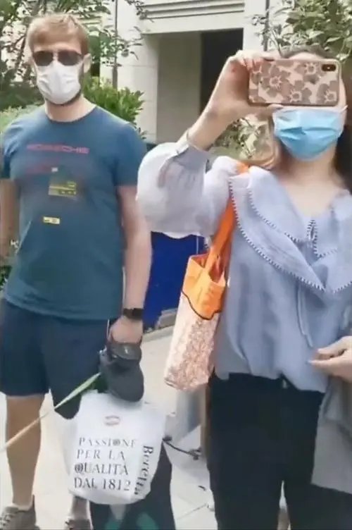 外籍男子偷跑出管控区还竖中指,从其行为中暴露出了哪些问题?