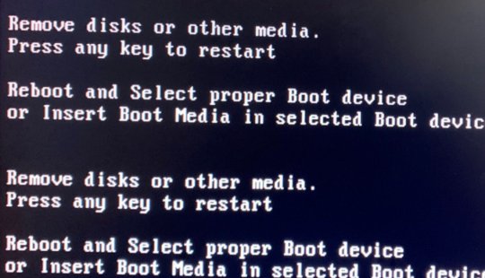电脑开机显示remove disks or other media什么意思？
