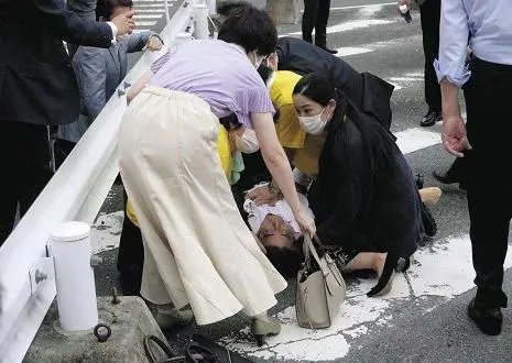 嫌疑人从网上获知安倍行程，安倍的遗体上有哪些伤口？