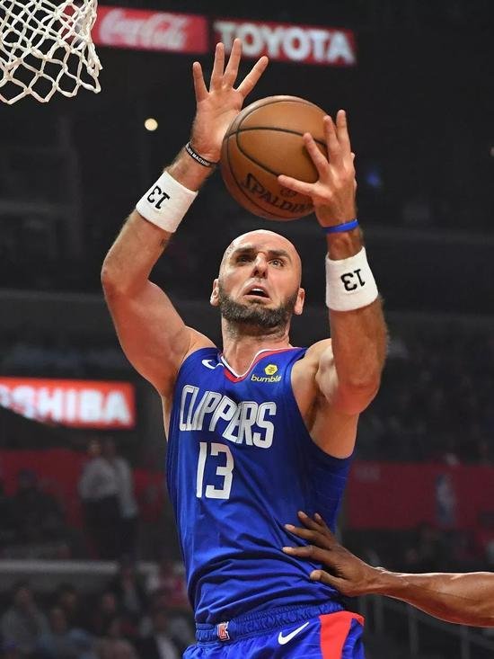 绰号“波兰大铁锤”的是哪位篮球明星?