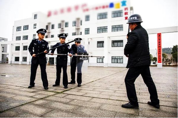 湖南男子校门口连捅4学生,持刀无差别乱砍,无冤无仇为何大开杀戒?