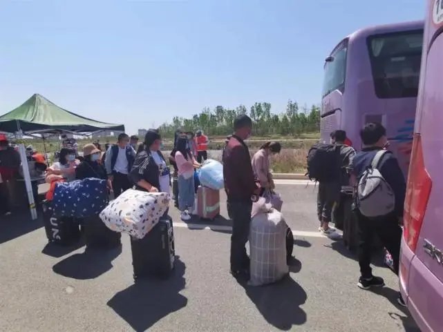 郑州富士康高速路口“抢人”,公司为何会有如此举动?