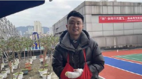 关于重庆一小伙爆炸前4秒破窗救出司机一事,小伙是如何回应的?