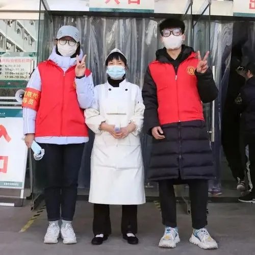吉林一餐馆驱赶门口就餐防疫志愿者惹争议,此事背后暴露出了哪些人性问题?