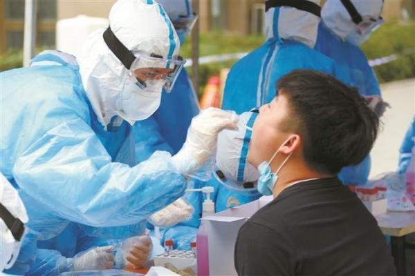 广州一医生外出做核酸检测偶遇儿子,这位医生是什么反应?
