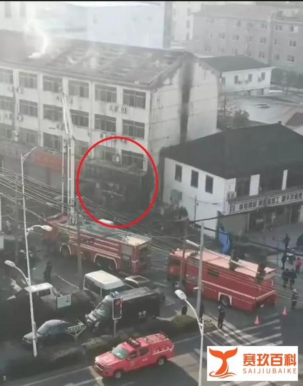 苏州一宾馆大火致6死28伤，有人通过广告牌逃生，有人搭梯救人