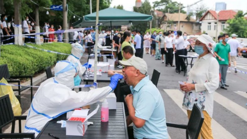 大连庄河全市红灯,用公交车封路,你如何看待这个现象?