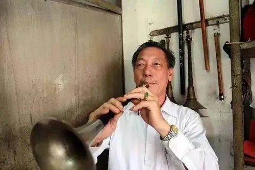 云南一伴郎接亲车里连听2小时唢呐,唢呐为何不被年轻人喜欢?