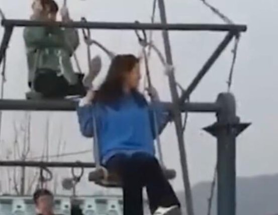 河南一村庄自制土味摩天轮,你觉得这种自制设施安全吗?